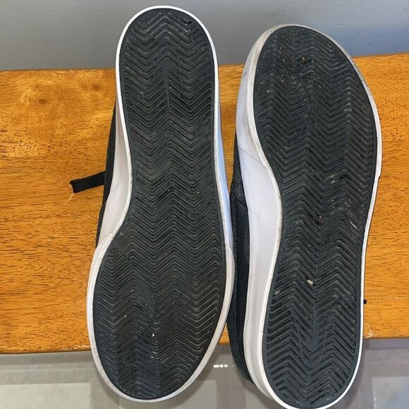 EUC MEN’S SIZE 9 NIKE SB SHANE SKATEBOARDING BLACK/WHITE SHOES - Picture 3 of 10